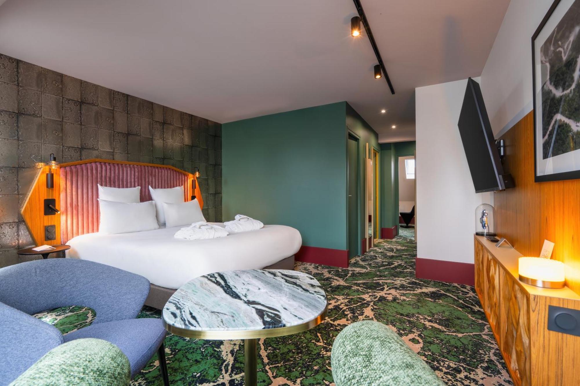 Deluxe Suite with One Queen Bed and Sofa,1710581755:JPEG